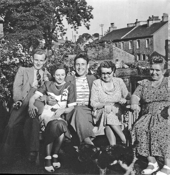 MM23 - Western Terrace 1949 - cropped.jpg - The Miller Family at Western Terrace in 1949